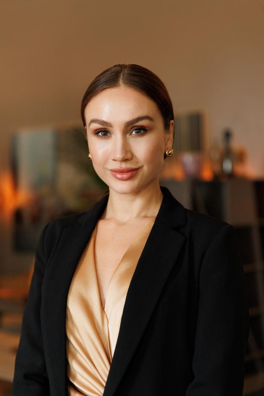 Olga Hoffmann, Ihre Gastgeberin, in einem Büro von Driven | Forbes Global Properties in Dubai